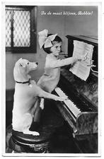 A2695 Oude Gelopen Ansichtkaart in de maat blijven Bobbie, Ophalen of Verzenden, 1920 tot 1940, Gelopen