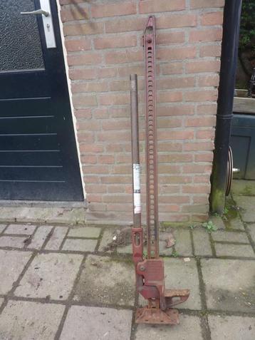 Te koop hyjack en oude spindelkrik beschikbaar voor biedingen