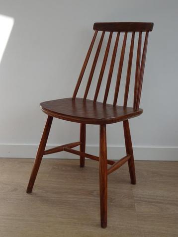 Vintage houten spijlenstoel beschikbaar voor biedingen