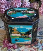 Leuk Japans blikje, vintage, zwart, berg, rivier, huisjes, Verzamelen, Blikken, Ophalen of Verzenden, Gebruikt, Overige, Overige merken