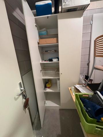 Kast beschikbaar voor biedingen