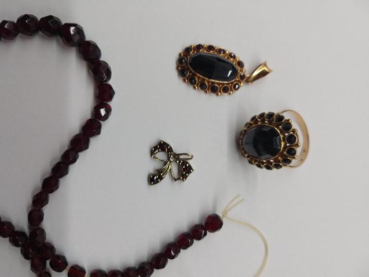 granaat set ring ,hanger, ketting 14 karaats goud, Sieraden, Tassen en Uiterlijk, Antieke sieraden, Ring, Goud, Met edelsteen