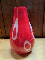 Zware glazen vaas met witte soort druppels. Rood en wit 32cm, Huis en Inrichting, Woonaccessoires | Vazen, Ophalen of Verzenden