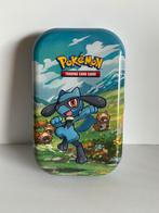 Pokémon Trading Card game tin Riolu & Bidoof, Ophalen of Verzenden, Zo goed als nieuw