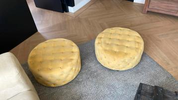 2 leuke poefjes beschikbaar voor biedingen