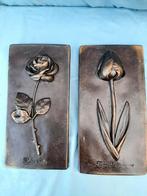 2 bruine tegels met bloemafbeelding / relief, Huis en Inrichting, Woonaccessoires | Wanddecoraties, Ophalen of Verzenden, Gebruikt