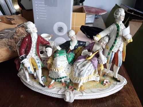 Antiek Porseleinen Beeld - 18e Eeuwse Gezelschap, Antiek en Kunst, Kunst | Beelden en Houtsnijwerken, Ophalen of Verzenden