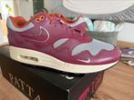Patta x Nike Air Max 1 (Metallic Silver/Rush Maroon) 44,5, Kleding | Heren, Schoenen, Ophalen of Verzenden, Nieuw, Nike, Sneakers of Gympen