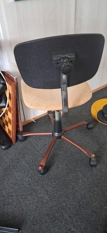 Vintage Bureaustoel met Ribstof, gratis beschikbaar voor biedingen