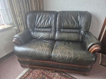 Graits:leren bank en fauteuil met houten details beschikbaar voor biedingen