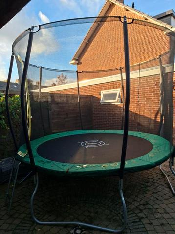 Grote trampoline met veiligheidsnet beschikbaar voor biedingen