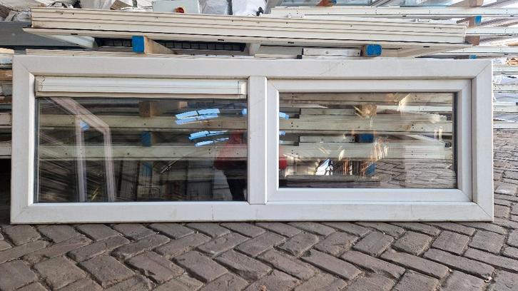 Kunststof raamkozijnen met kiepraam en luchtrooster ( 272 ), Doe-het-zelf en Verbouw, Kozijnen en Schuifpuien, Gebruikt, Raamkozijn