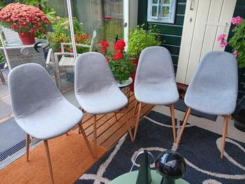 4 leuke nette stoelen. beschikbaar voor biedingen