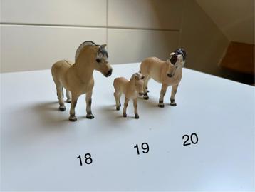 Fjord famillie met aalstreep Schleich merrie hengst veulen beschikbaar voor biedingen