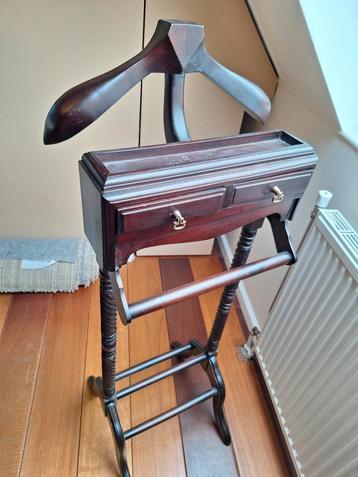 Mahoniehouten Dressboy met Lades beschikbaar voor biedingen