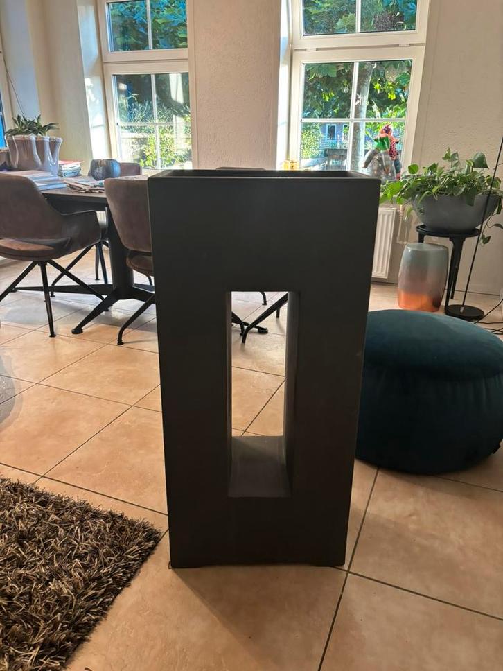 Zuil bloembak Kubus cementkleur. (45x27x96) nieuw!, Huis en Inrichting, Woonaccessoires | Zuilen en Pilaren, Zo goed als nieuw