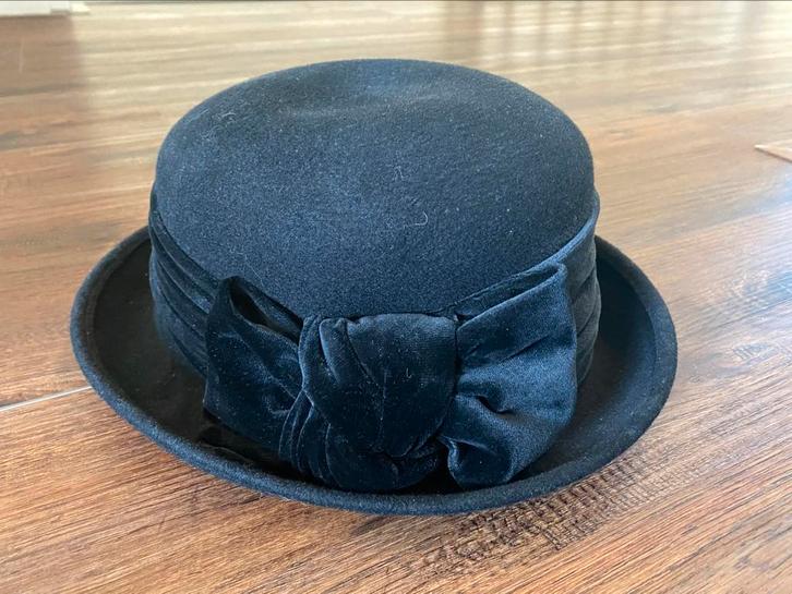 Zwarte hoed, Kleding | Dames, Hoeden en Petten, Zo goed als nieuw, Ophalen of Verzenden