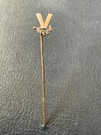 Zilveren Speldje met V (Vredestein banden), Verzamelen, Speldjes, Pins en Buttons, Ophalen of Verzenden, Gebruikt, Overige onderwerpen