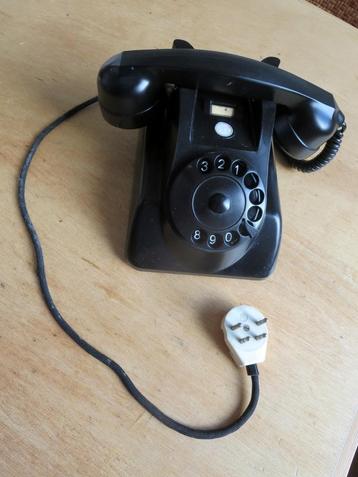 Telefoon zwart bakeliet met draaischijf type 1955 beschikbaar voor biedingen