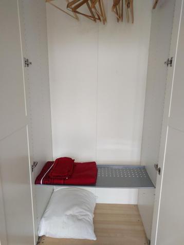 Witte Ikea kledingkast met hang, schappen en lades