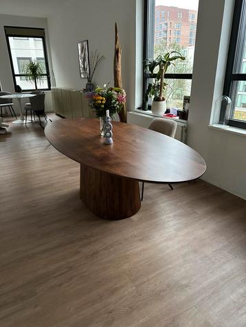 Ovale tafel 240 x 110 beschikbaar voor biedingen