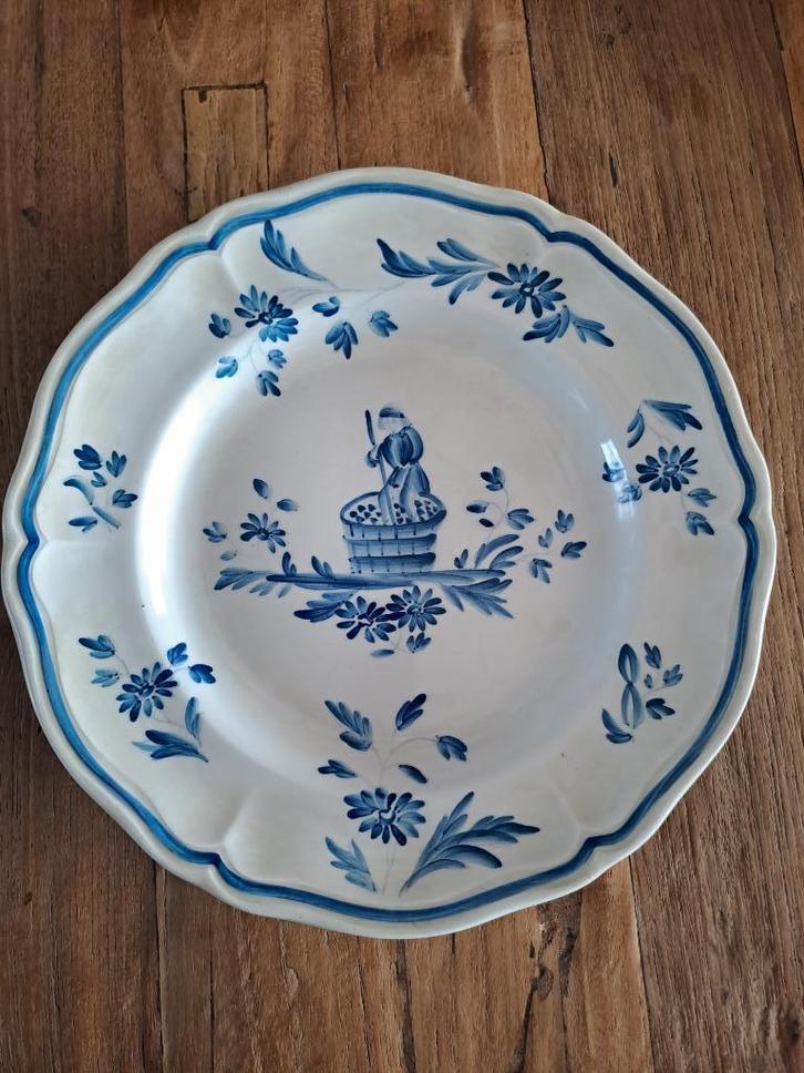 Bord met man die druiven perst in ton, Antiek en Kunst, Antiek | Porselein, Ophalen of Verzenden