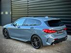Bmw 1-serie 118i M135 M-PERF. PANO|SCHAALSTOEL|HUD|H/K|CAMER, 65 €/maand, Gebruikt, Bedrijf, Zilver of Grijs