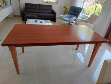 Kersenhouten eettafel beschikbaar voor biedingen