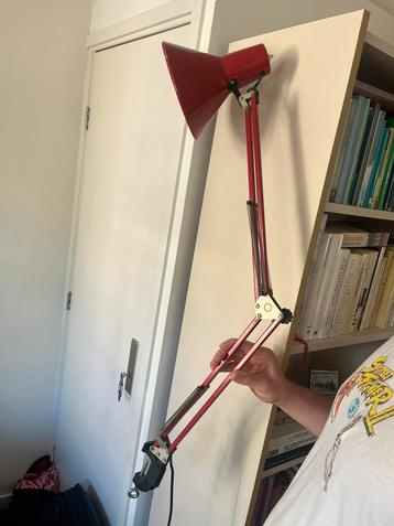Rode lamp met klem beschikbaar voor biedingen