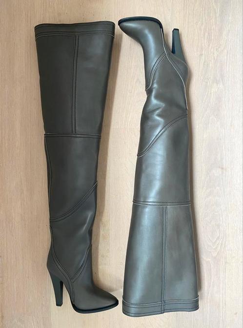 Nieuwe spectaculaire Kensington laarzen van Saint Laurent, Kleding | Dames, Schoenen, Nieuw, Hoge laarzen, Grijs, Ophalen of Verzenden