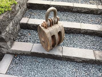 houten katrol, zeer zwaar exemplaar, brocante hijskatrol beschikbaar voor biedingen