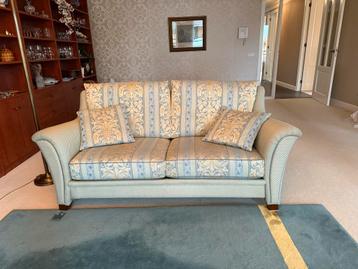 Stijlvolle bank eventueel met vloerkleed en fauteuil