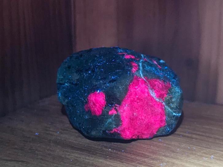 Mooie ruwe robijn in zoisiet, Verzamelen, Mineralen en Fossielen, Ophalen of Verzenden