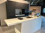 Luxe keuken met kastenwand en eiland, Huis en Inrichting, Overige typen, Met kookeiland, Graniet of Steen, Wit