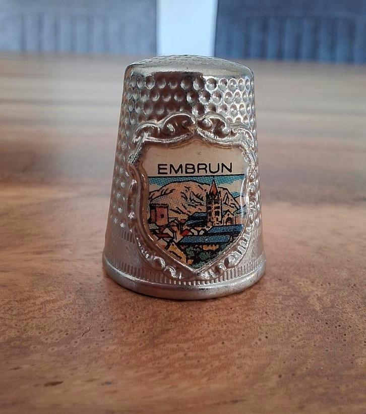 Vingerhoed Embrun, Verzamelen, Vingerhoedjes, Zo goed als nieuw, Buitenland, Tin, Ophalen of Verzenden