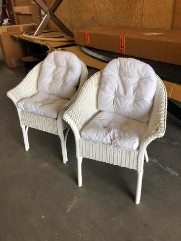 2 Rotan Stoelen met Kussens - Zithoogte 48cm beschikbaar voor biedingen