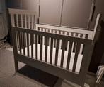 Baby ledikant, hout grijs met matras, Kinderen en Baby's, Babywiegjes en Ledikanten, Ophalen, Gebruikt, Ledikant