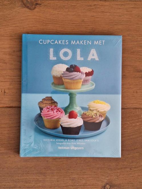 Romy Lewis - Cupcakes maken met Lola, Boeken, Kookboeken, Zo goed als nieuw, Ophalen of Verzenden