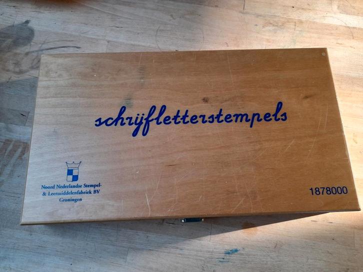 Schrijfletterstempels in houten kist., Hobby en Vrije tijd, Stempelen, Gebruikt, Houten stempel, Ophalen of Verzenden
