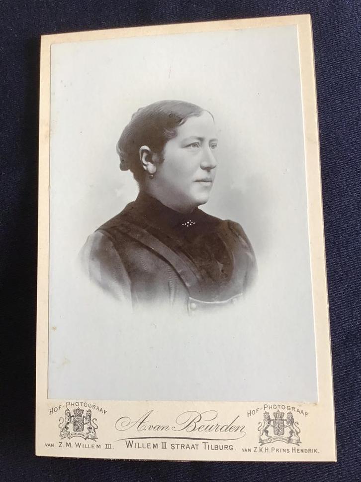 Kabinetfoto, Vrouw, A. van Beurden, Tilburg, Antieke foto, Verzamelen, Foto's en Prenten, Gebruikt, Foto, Voor 1940, Ophalen of Verzenden