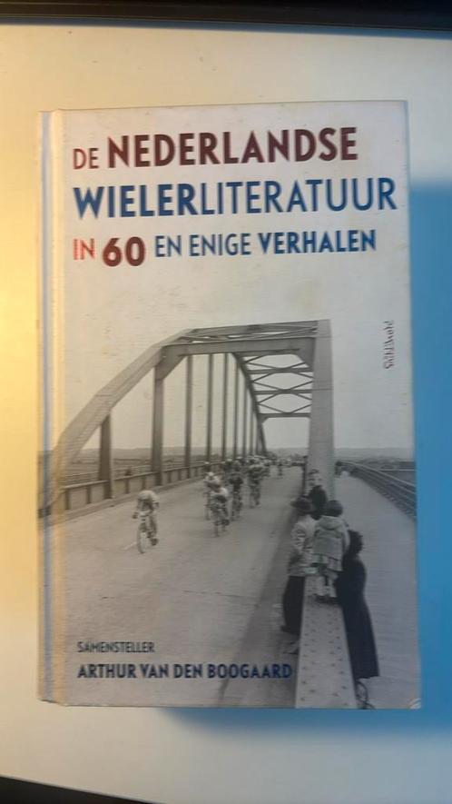 De Nederlandse wielerliteratuur in 60 en enige verhalen, Boeken, Overige Boeken, Gelezen, Ophalen of Verzenden