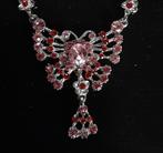 Nieuwe vlinder ketting met roze strass + oorbellen ., Overige materialen, Met strass, Nieuw, Ophalen of Verzenden
