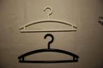 Witte/zwarte kunststof kledinghangers broek/rok, vaste haak., Ophalen of Verzenden, Zo goed als nieuw, Kunststof, Volwassenen