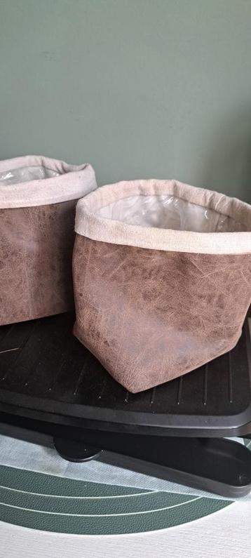 2 planten zakken (potten) nep.leder binnenzijde plastic beschikbaar voor biedingen