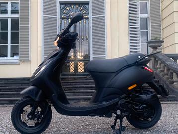 Piaggio zip zwart in nieuw staat.  beschikbaar voor biedingen