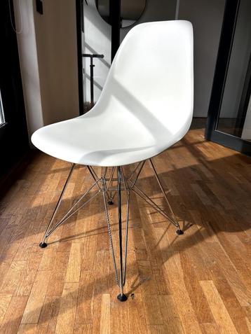 Vitra DSR Stoel wit  beschikbaar voor biedingen