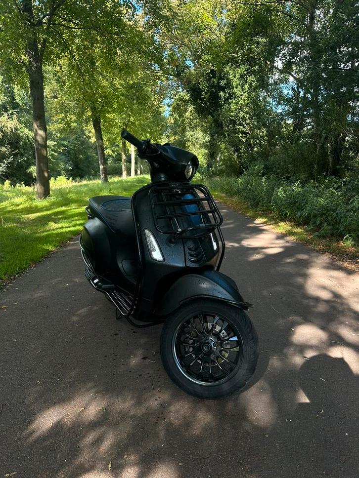 Full option Vespa sprint Notte, Fietsen en Brommers, Scooters | Vespa, Zo goed als nieuw, Overige modellen, Maximaal 45 km/u, Benzine