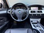 BMW 5-serie Touring 523i LCI 190PK|Pano|NaviPro|LED|Leder|Yo, Auto's, BMW, Achterwielaandrijving, 1800 kg, Zwart, Lichtsensor