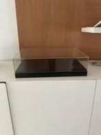 Vitrine op zware houten voet showcase heeft €300 euro gekost, Ophalen, Gebruikt, 25 tot 50 cm, Minder dan 100 cm