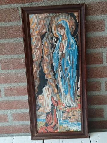 Prachtig geborduurde madonna met knielend kind.  beschikbaar voor biedingen